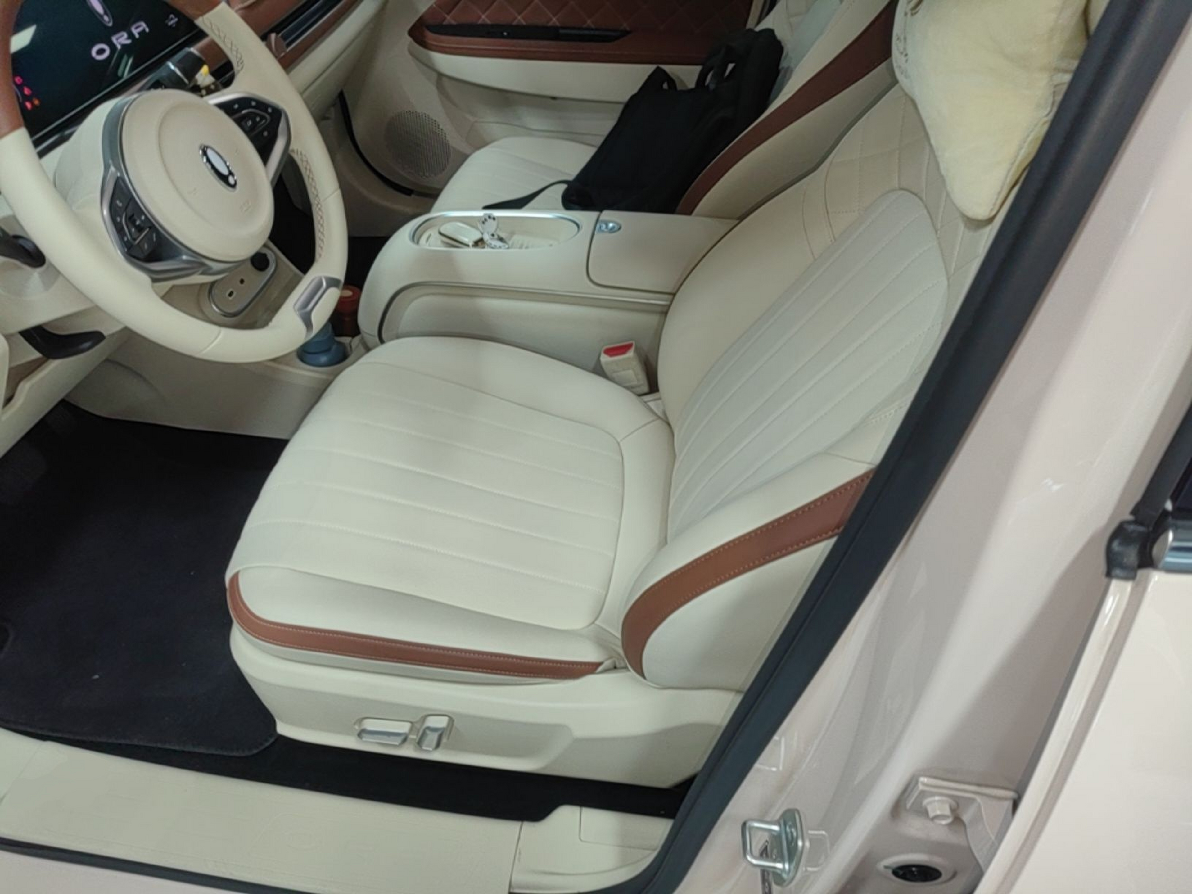 z przodu rząd wewnątrz samochodu