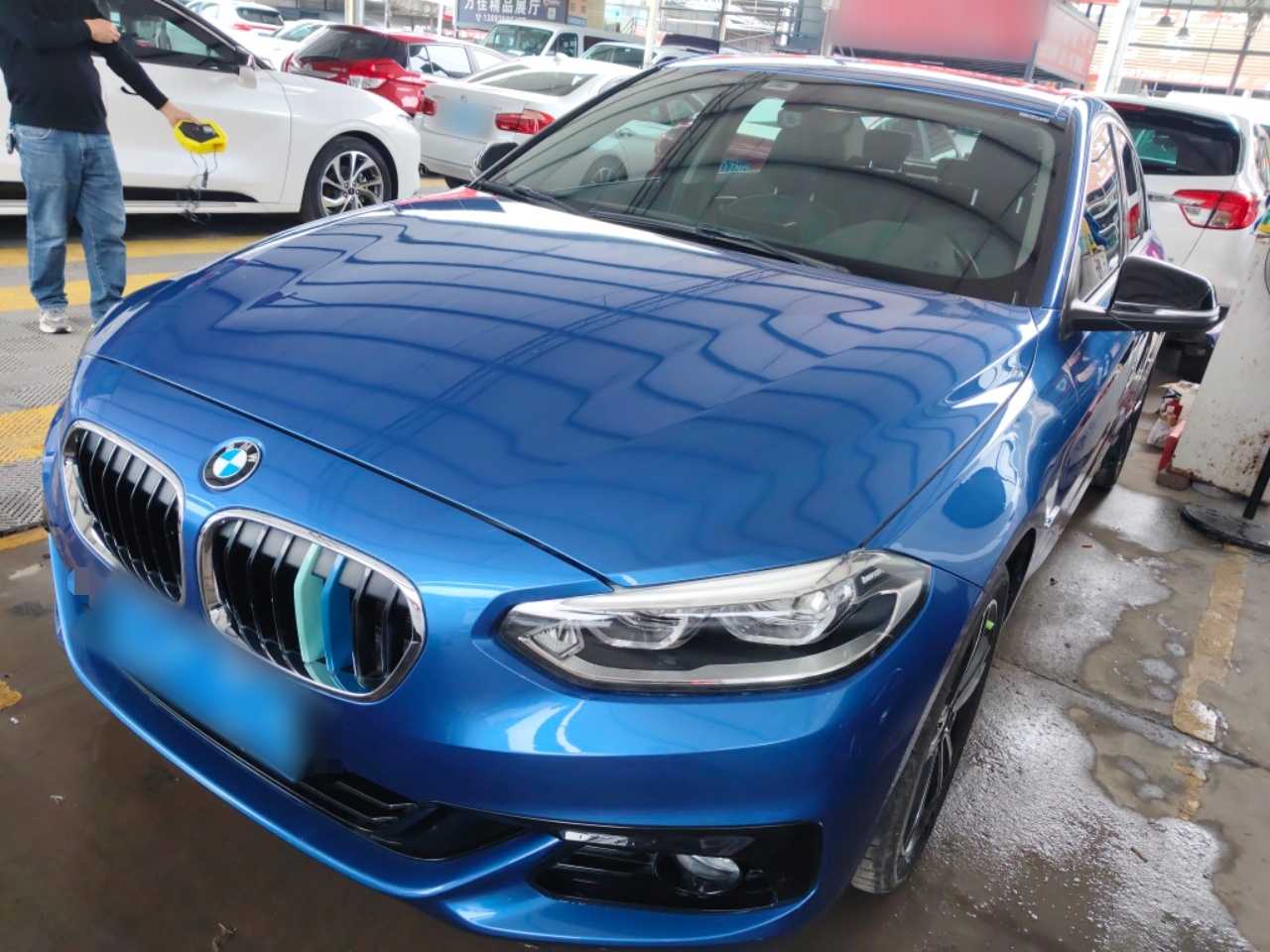 Под передней частью автомобиля