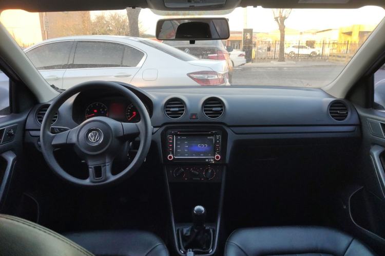 Used Volkswagen Jetta 2015 Value Edition 1.6L Manual Fashionable Style Center Console