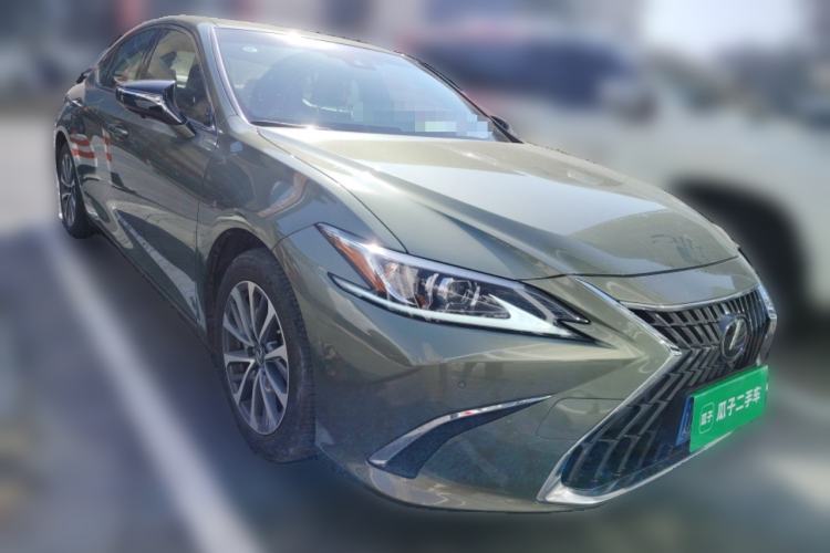 Used Lexus ES 2022 300h Excellence Edition Front Right 45 Deg