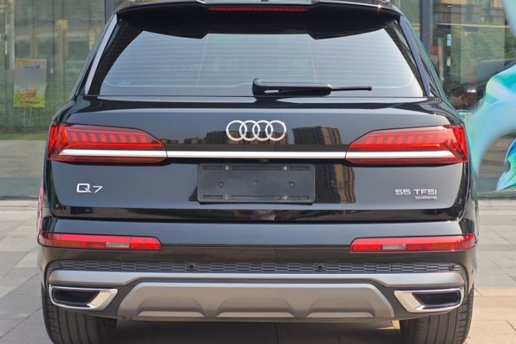 Used Audi Q7 2022 55 TFSI quattro S line Sport model

