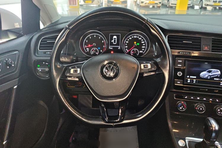 Used Volkswagen Golf 2018 230TSI Automatic Luxury Version
