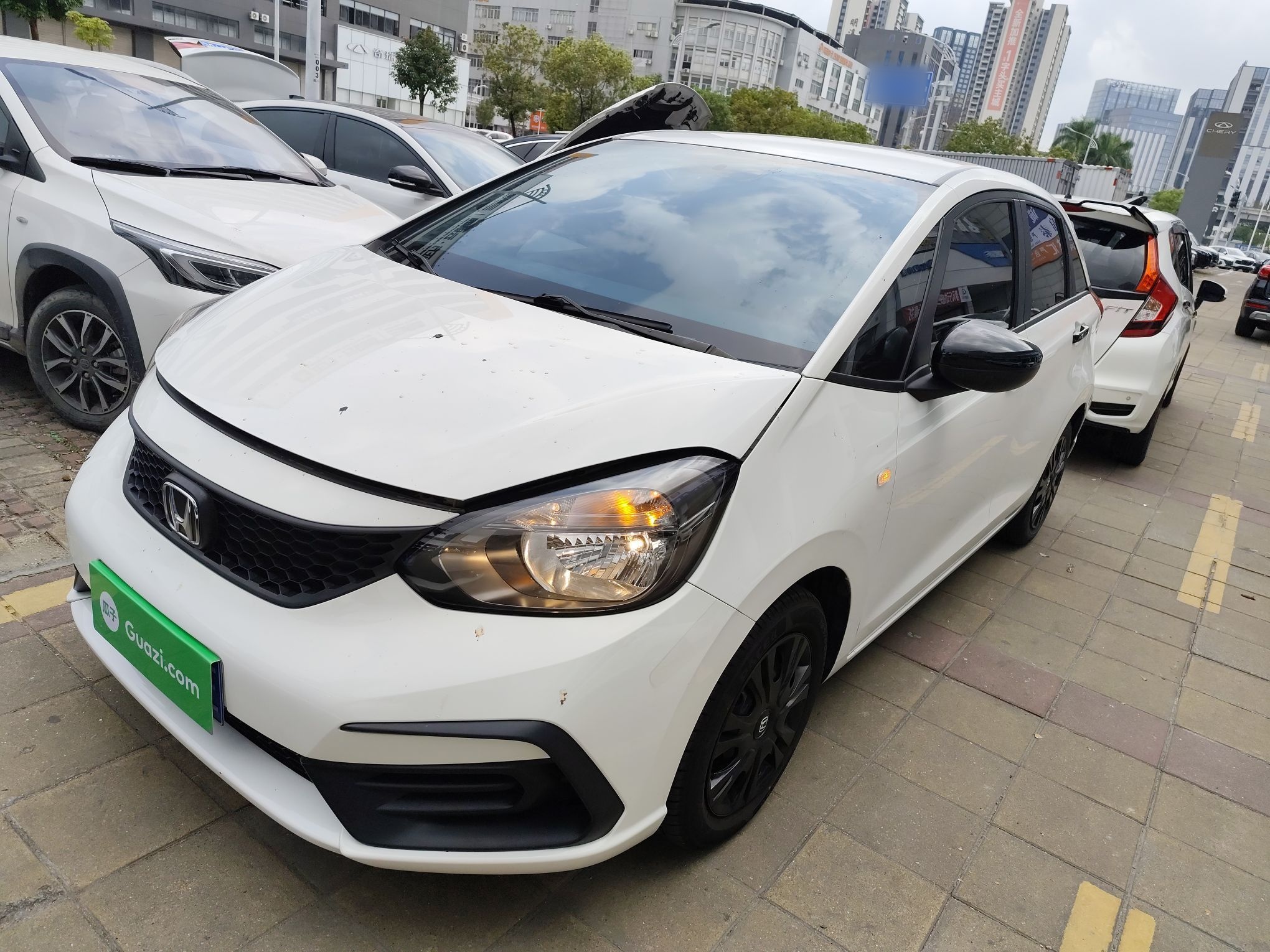 تحت مقدمة السيارة