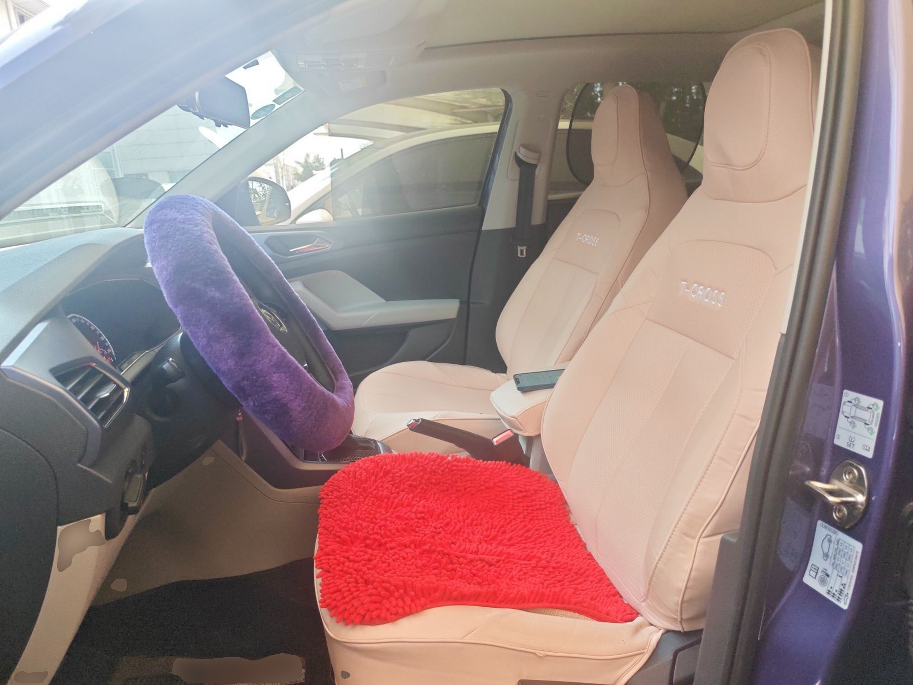 المقاعد الأمامية داخل السيارة