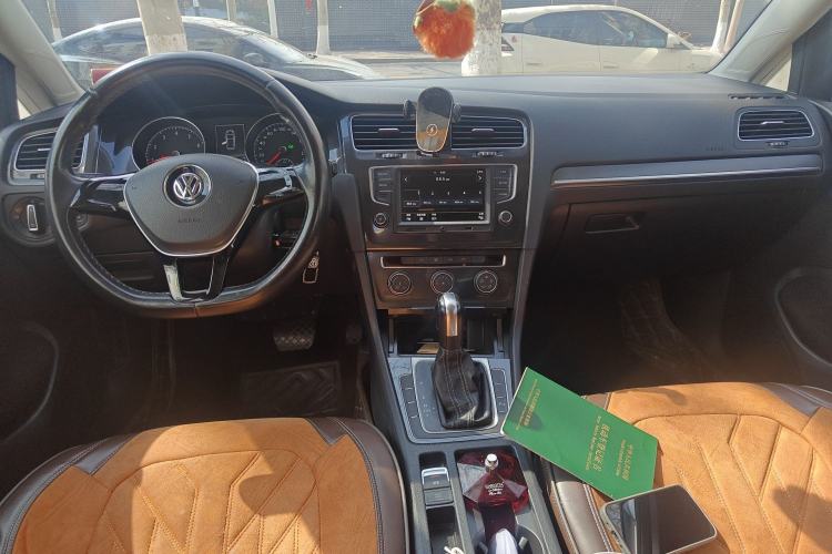 Used Volkswagen Golf 2017 230TSI Automatic Comfort Edition – Celebrating Milestone of One Million Units Center Console