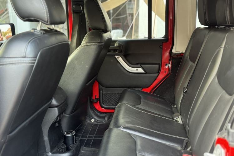 Used Jeep Wrangler 2017 3.0L Sahara Four-Door Comfort Edition Interior 3