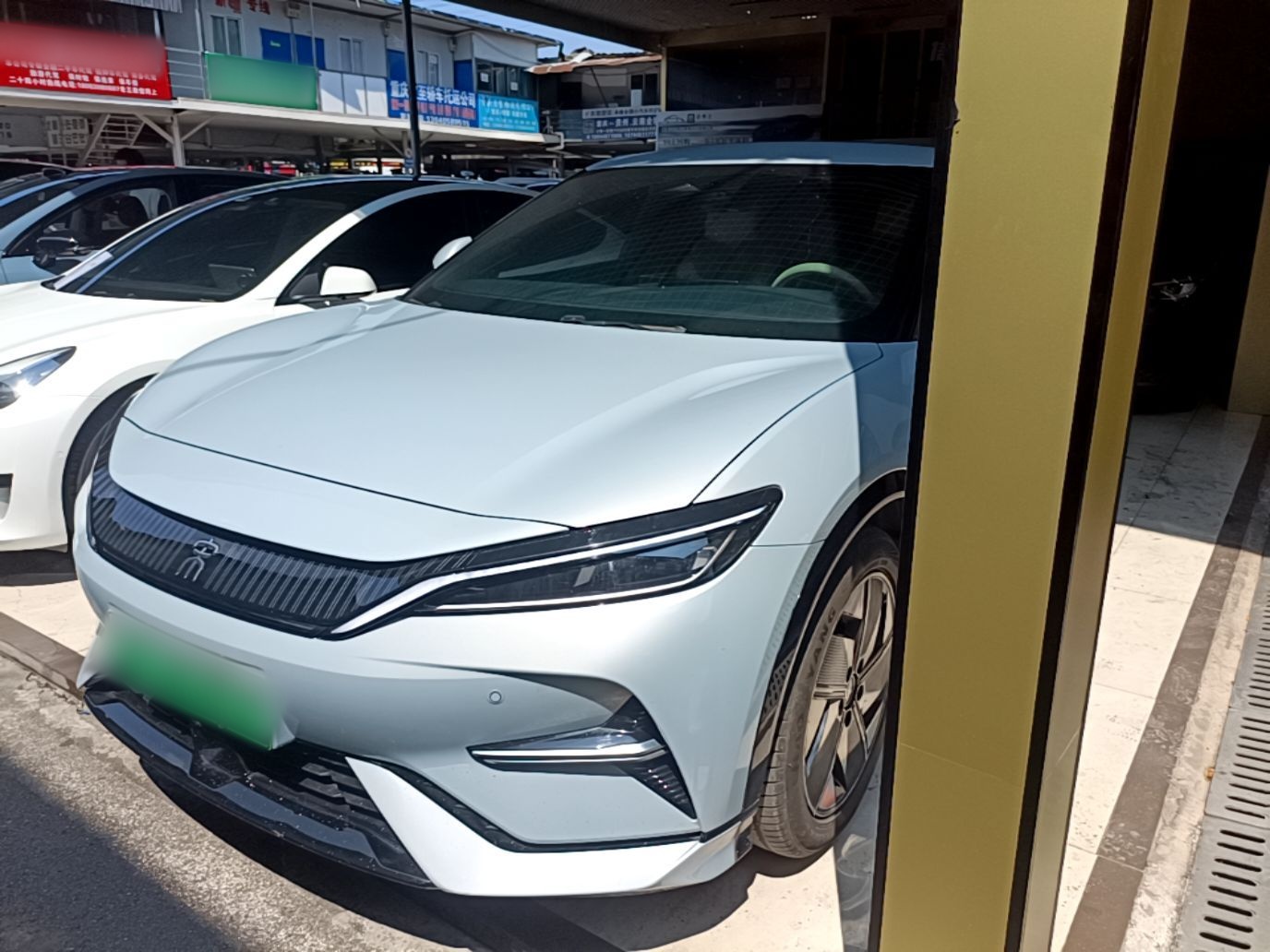 Под передней частью автомобиля