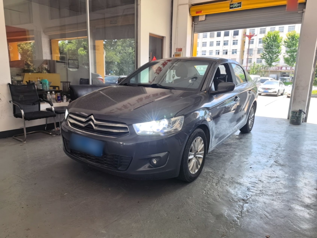 Под передней частью автомобиля