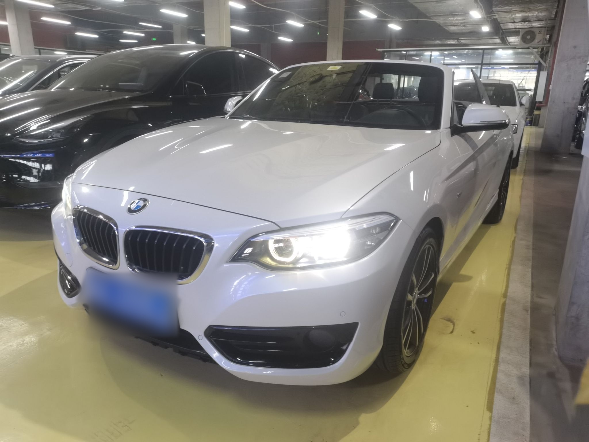 تحت مقدمة السيارة