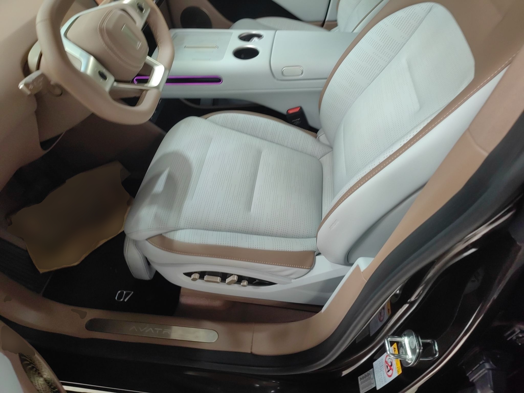 المقاعد الأمامية داخل السيارة