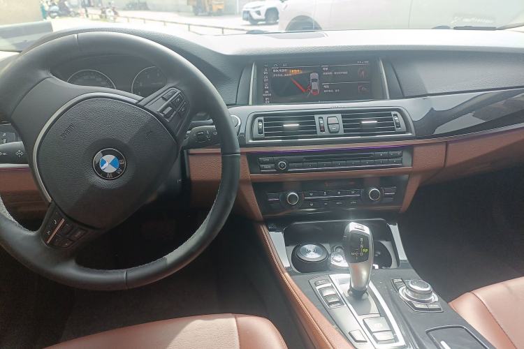 Used BMW 5 Series 2014 520Li Elegant Model Center Console