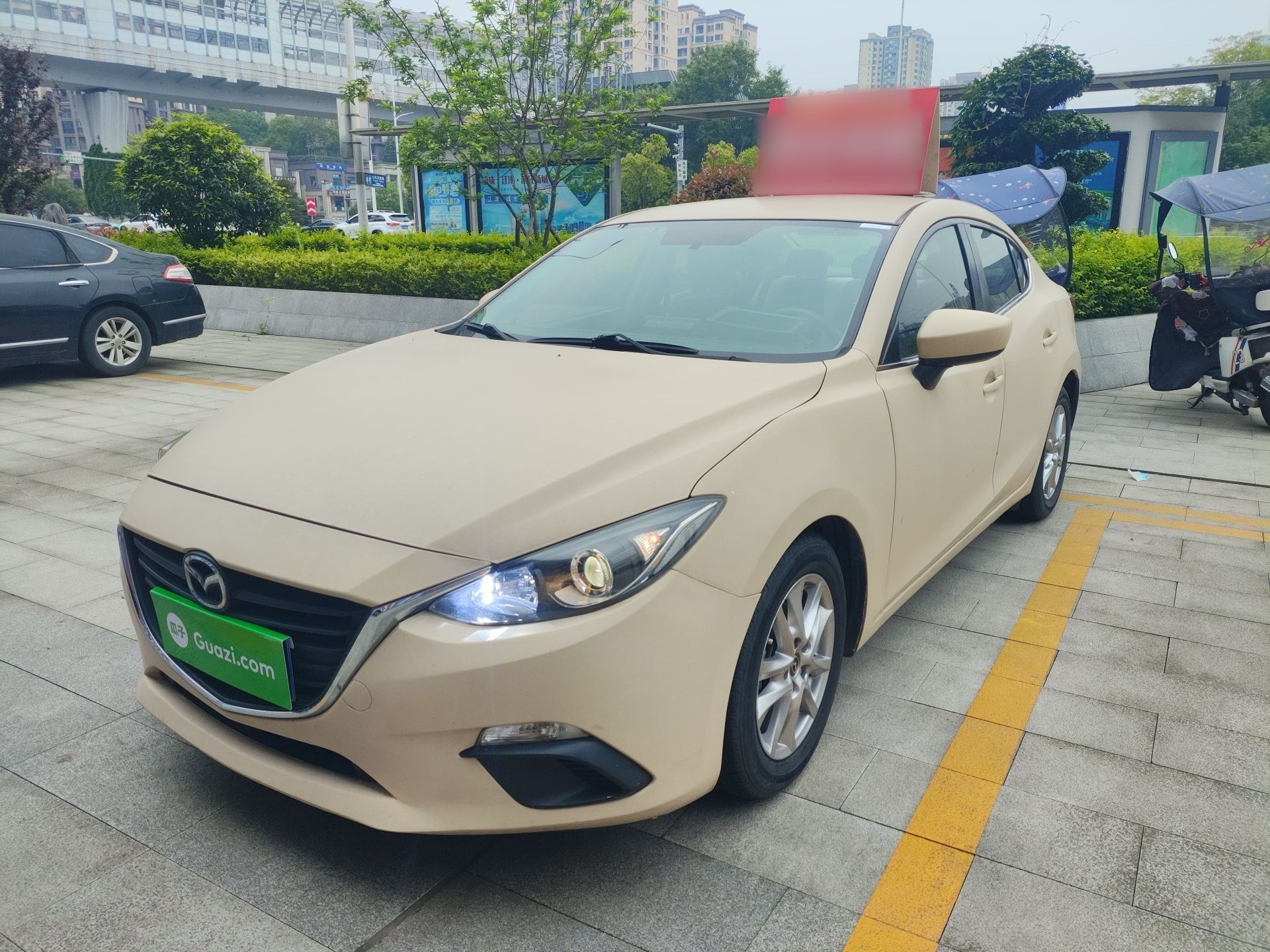 تحت مقدمة السيارة