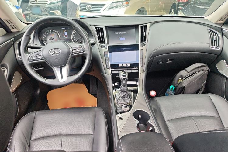 Used Infiniti Q50L 2018 2.0T Enjoyment Version China VI Standard Center Console