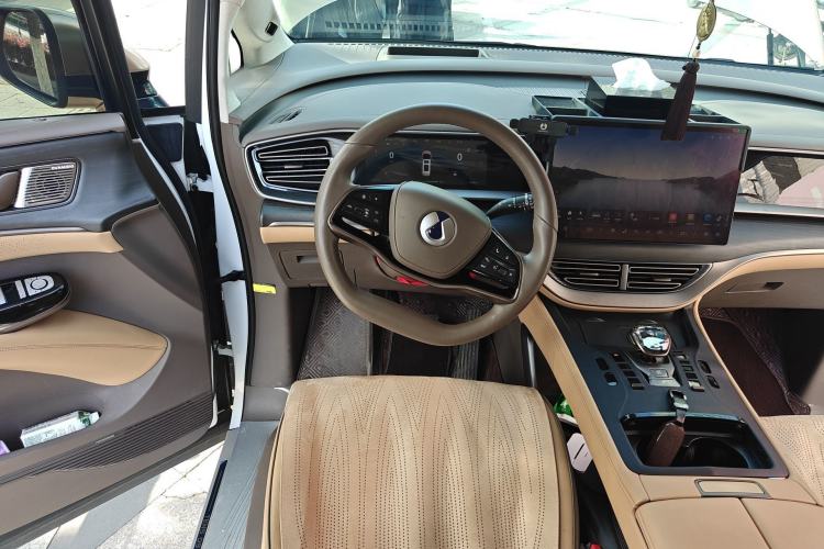 Used Denza D9 2022 EV 600 Four-Wheel Drive Prestige Model
