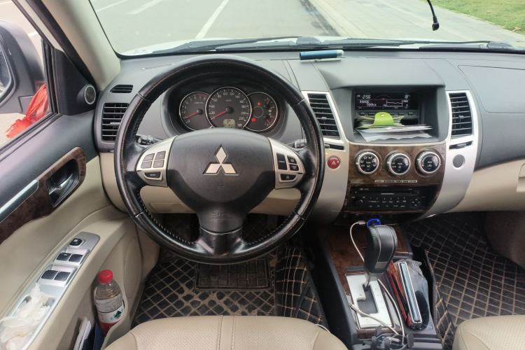 Used Mitsubishi Pajero Sport 2013 3.0L Automatic Two-Wheel Drive Luxury Edition Steering Wheel