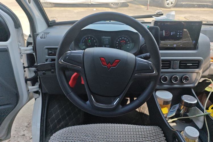 Used Wuling Yangguang 2024 300KM Comfort Version Passenger Van 75kW
