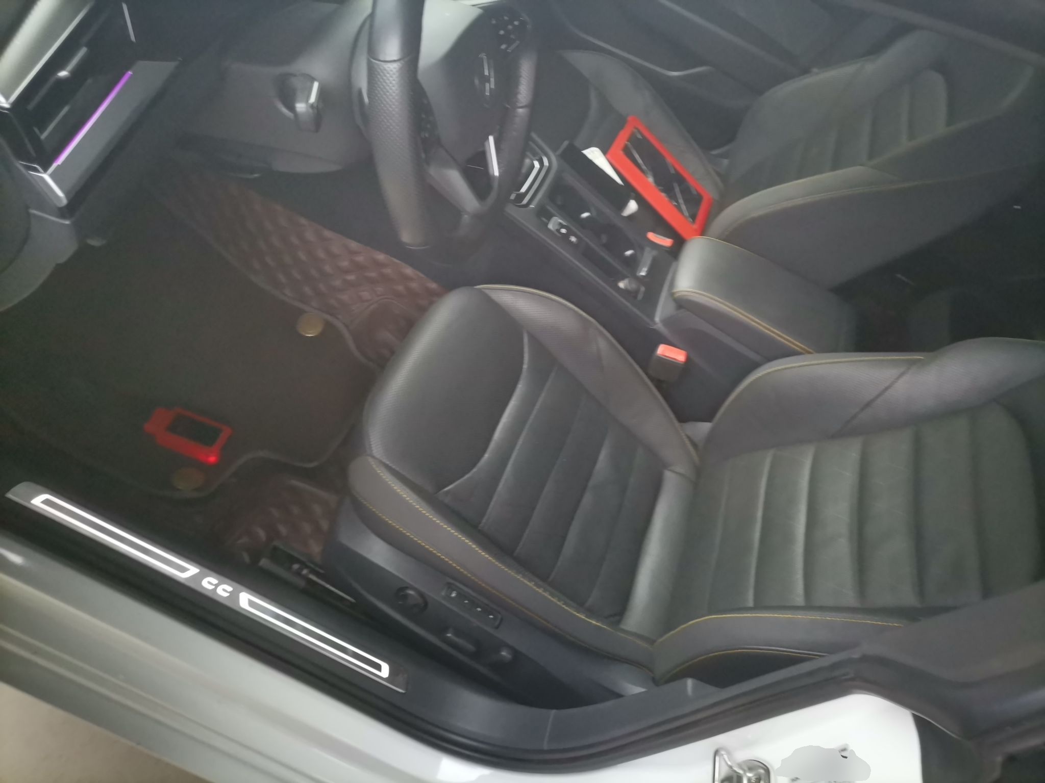 المقاعد الأمامية داخل السيارة