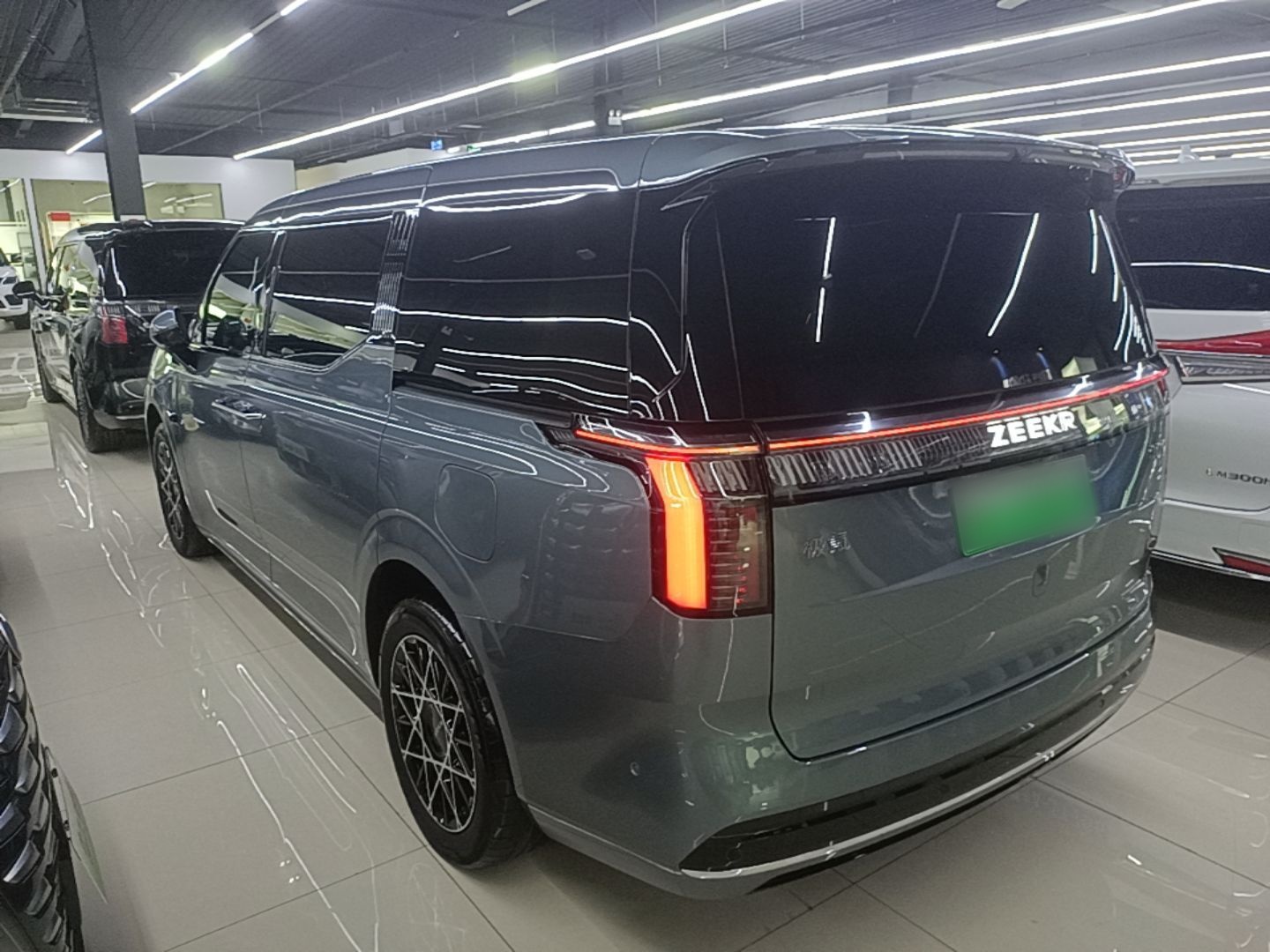 Zeekr 009 2024 Six-Seat Executive Version 4WD 108 kWh — снимка 4