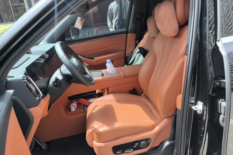 Used Hima AITO M8 2025 Model Pure Electric Max+ Six-Seat Four-Wheel-Drive Version
