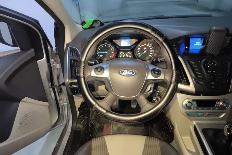 Used Ford Focus 2012 Sedan 1.6L Manual Fashion Edition
