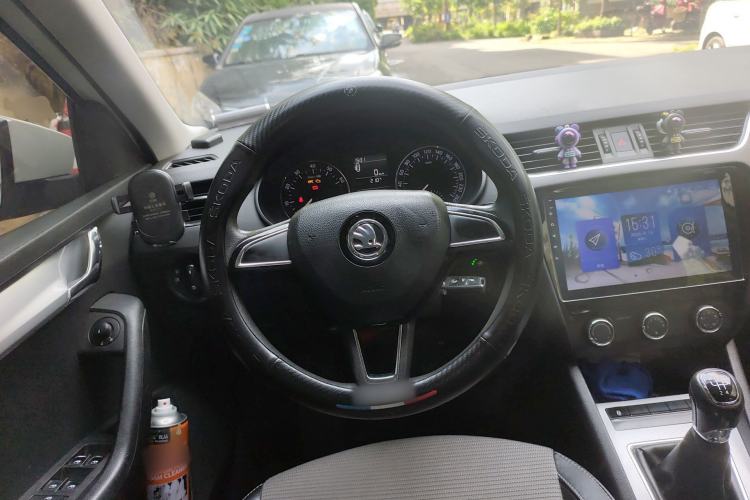 Used Skoda Octavia 2017 1.6L Manual Front-Wheel-Drive Version Steering Wheel