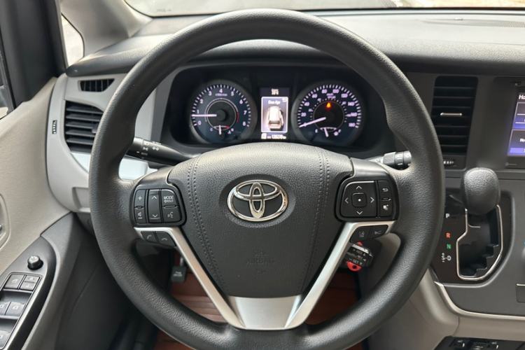 Used Toyota Sienna 2019 3.5L Two-Wheel Drive LE Trim 7 Seats U.S. Specification
