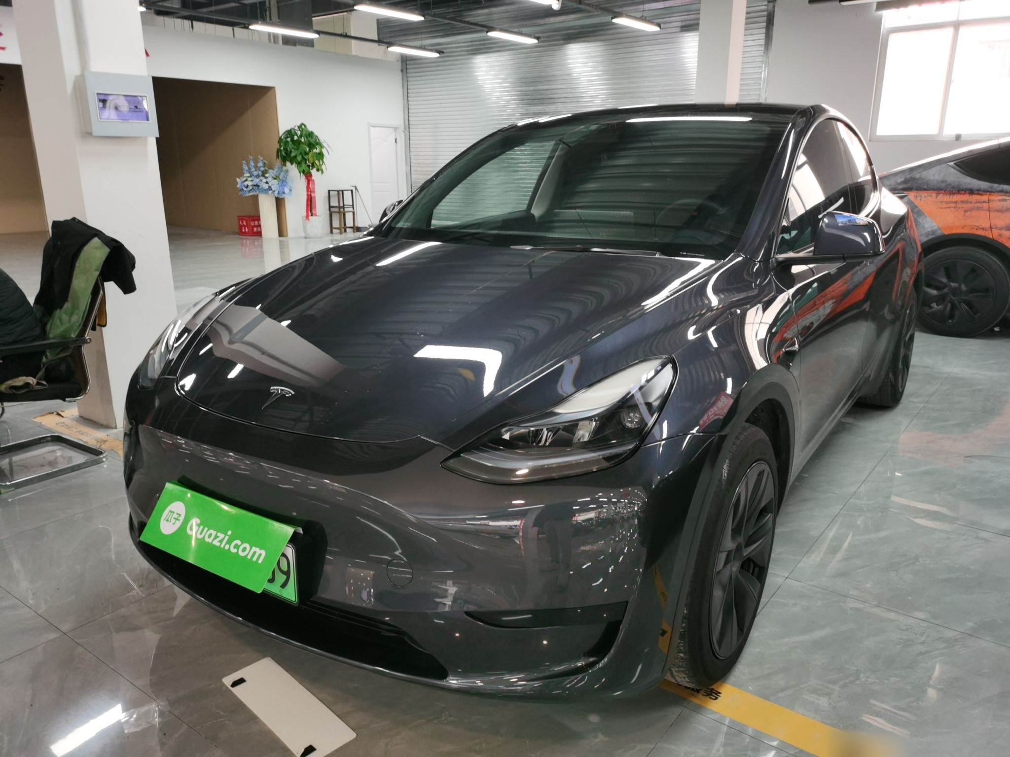 تحت مقدمة السيارة