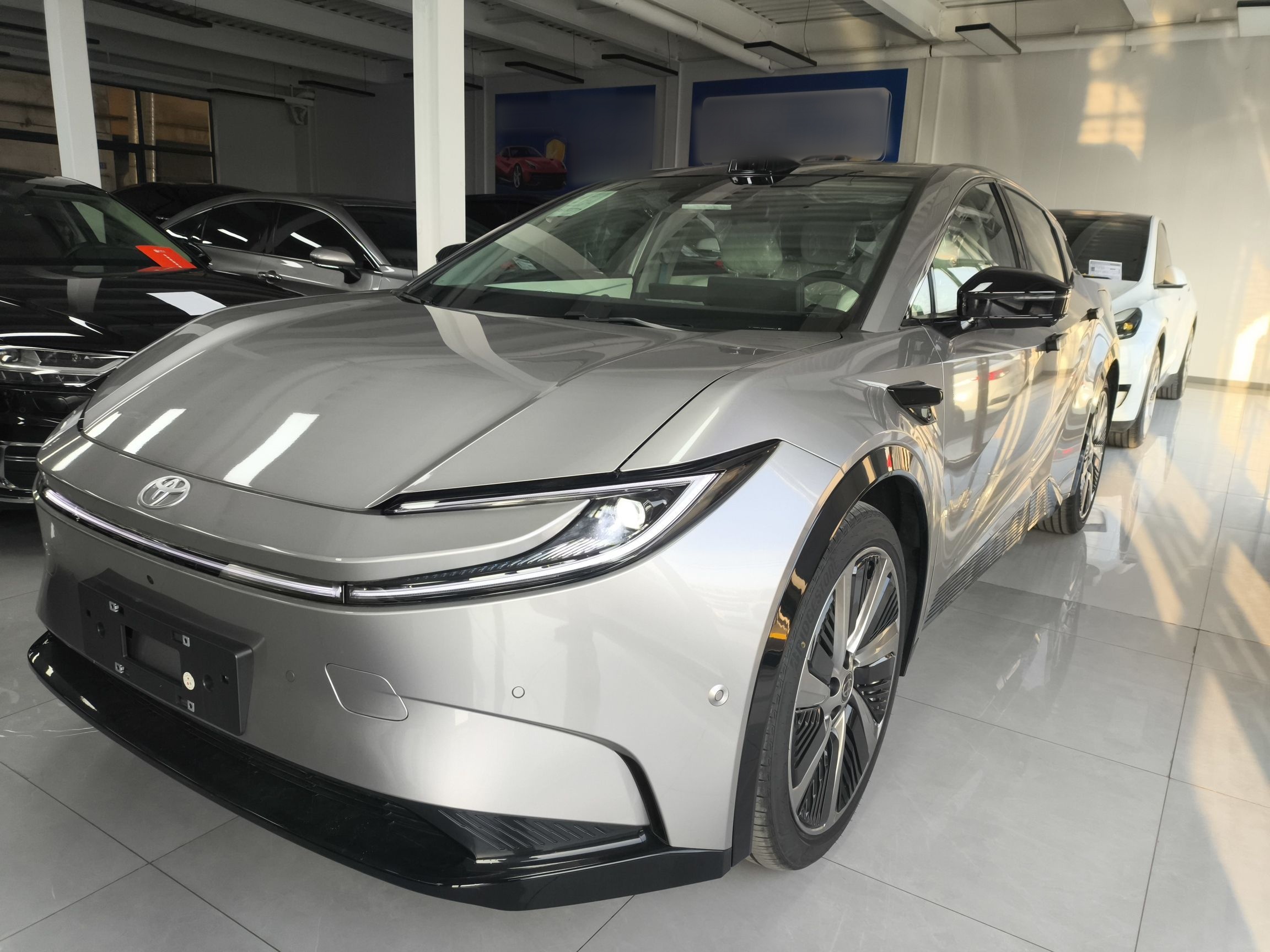 تحت مقدمة السيارة