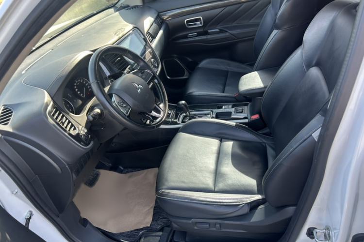 Used Mitsubishi Outlander 2019 2.0L Two-Wheel Drive Comfort Edition 5 Seats China VI Standard Interior 3