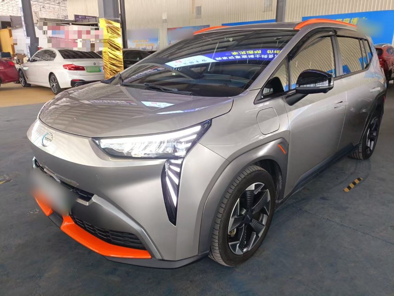 Под передней частью автомобиля