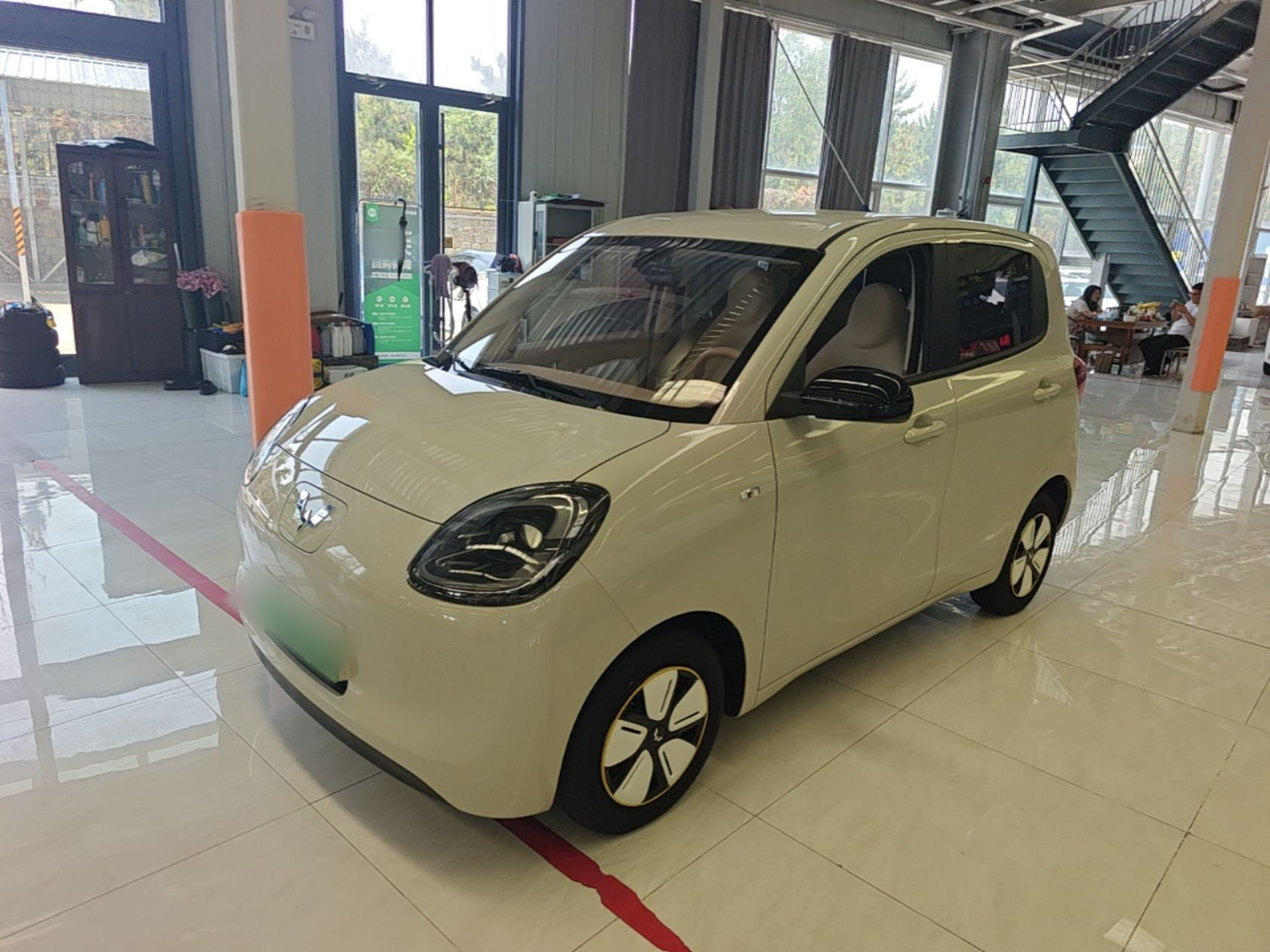 Unter der Vorderseite des Autos