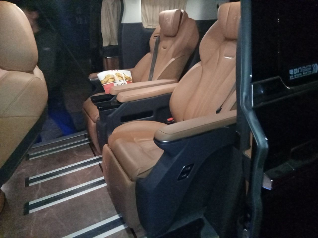 Hongqi HQ9 2023 2.0T Smart Connect Flagship Edition - Chinese Trim Chang — снимка 17