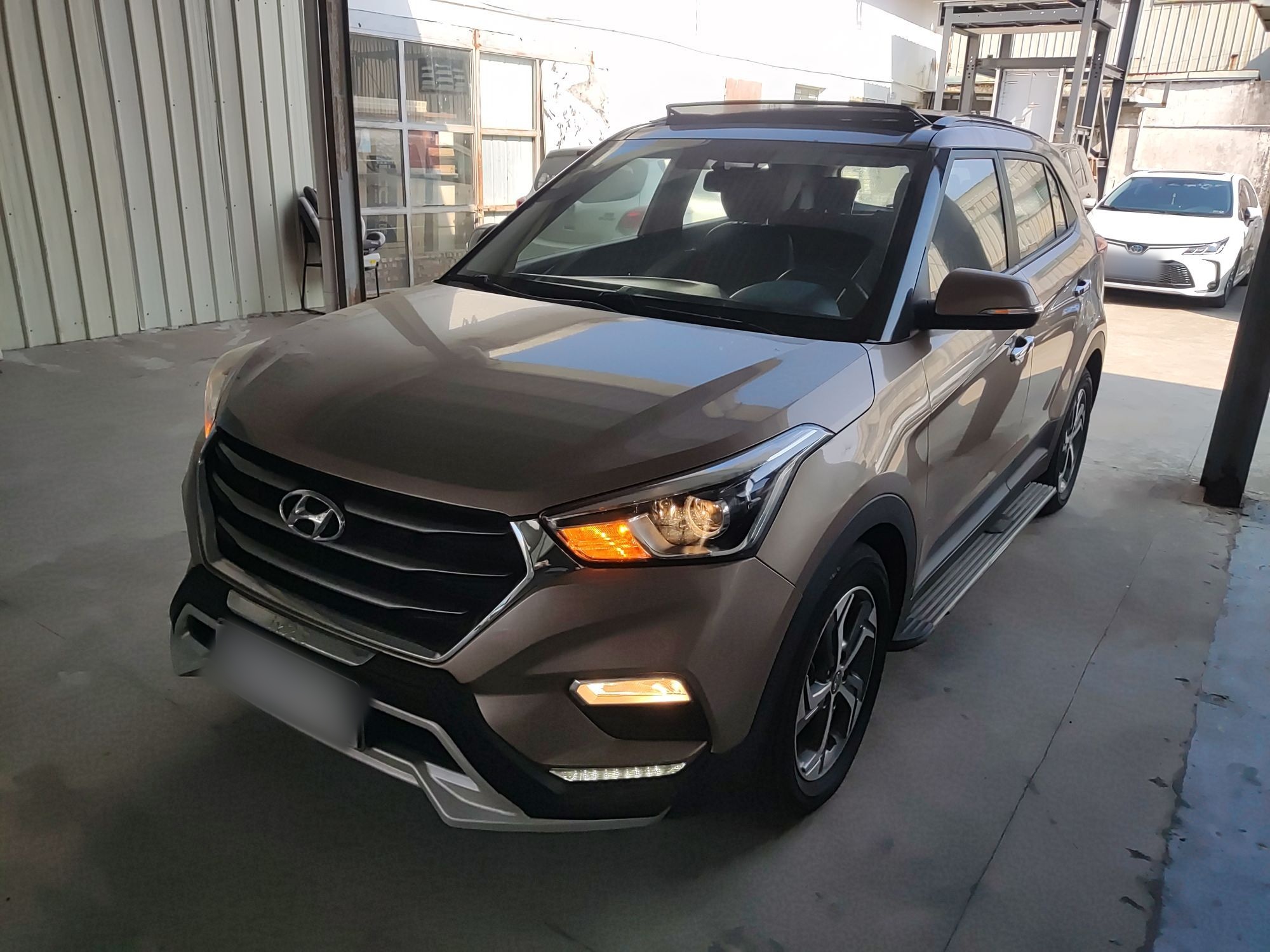 تحت مقدمة السيارة