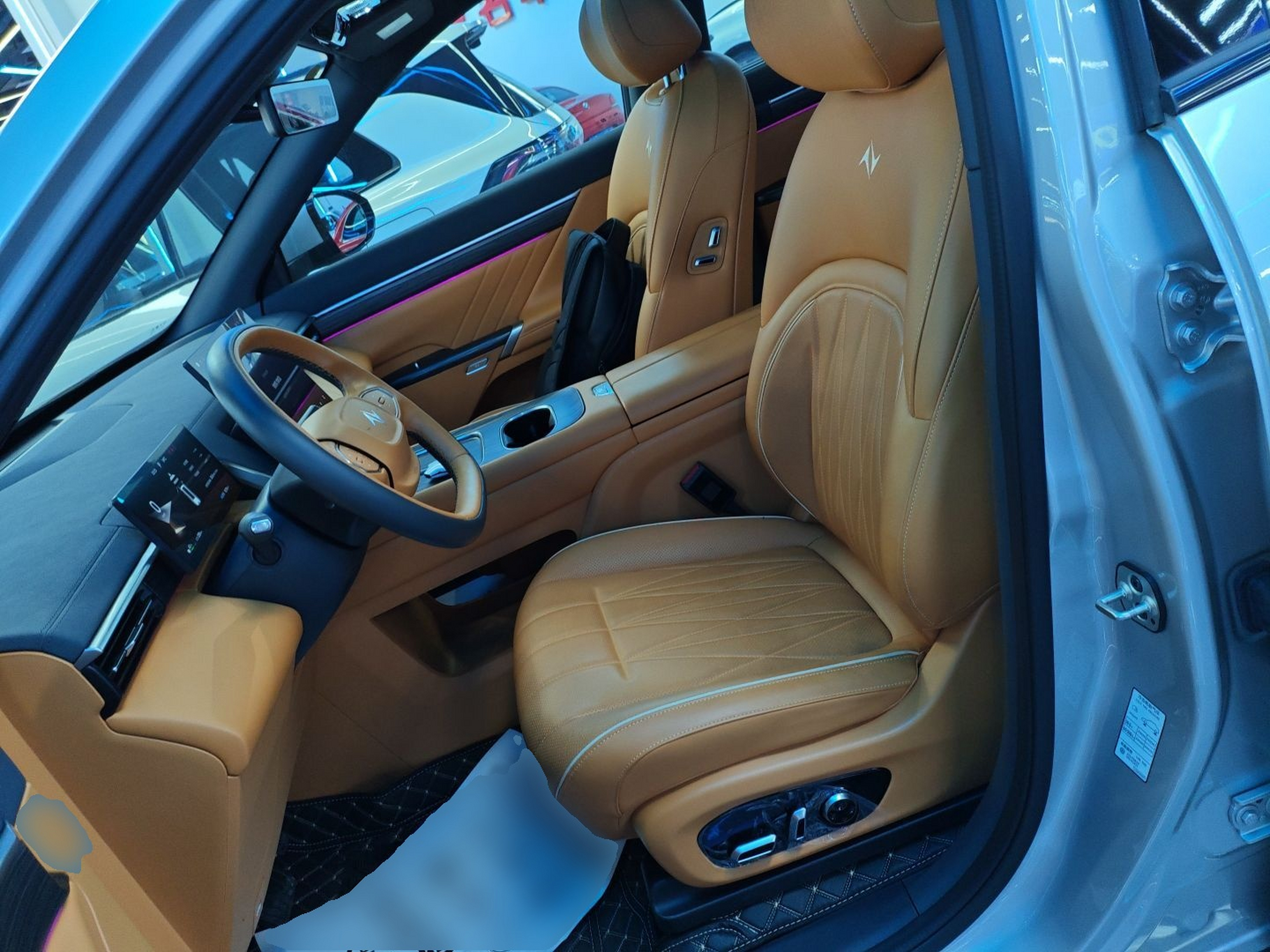 المقاعد الأمامية داخل السيارة