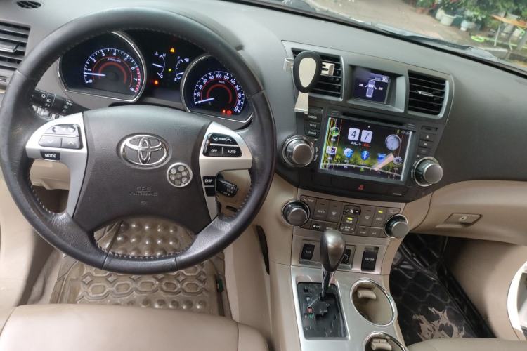 Used Toyota Highlander 2012 2.7L Two-Wheel Drive 7-Seater Luxury Edition Center Console