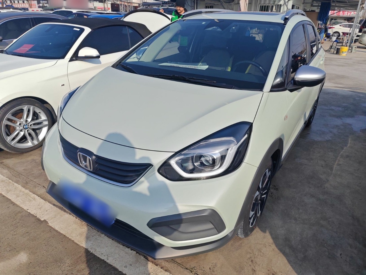 تحت مقدمة السيارة