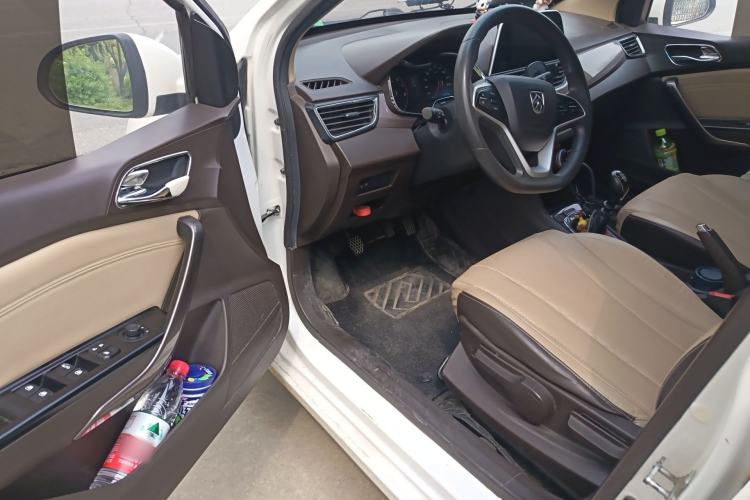 Used Baojun 310W 2017 1.5L Manual Fashion Model China V Driver Seat