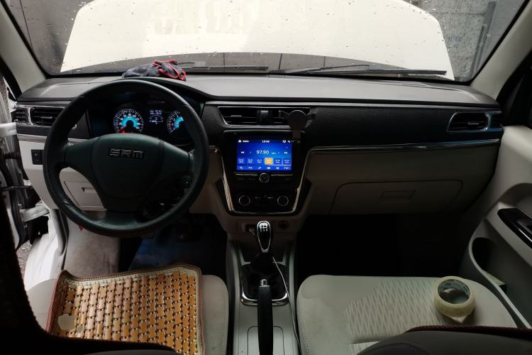 Used Jinbei New Hiace X30L CNG 2023 70L CNG Wealth Edition Coach 6/7-Seater Central Air-Conditioned Version SWCC15M