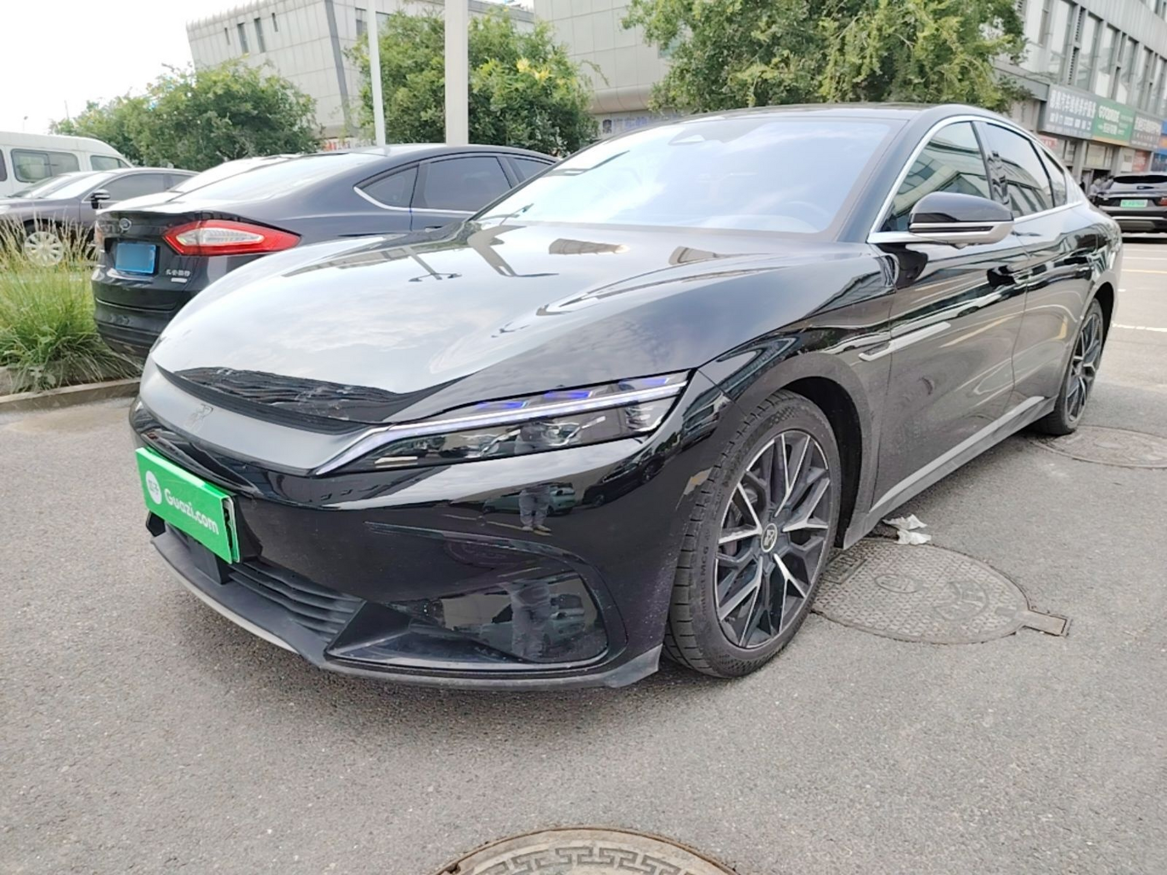 Под передней частью автомобиля