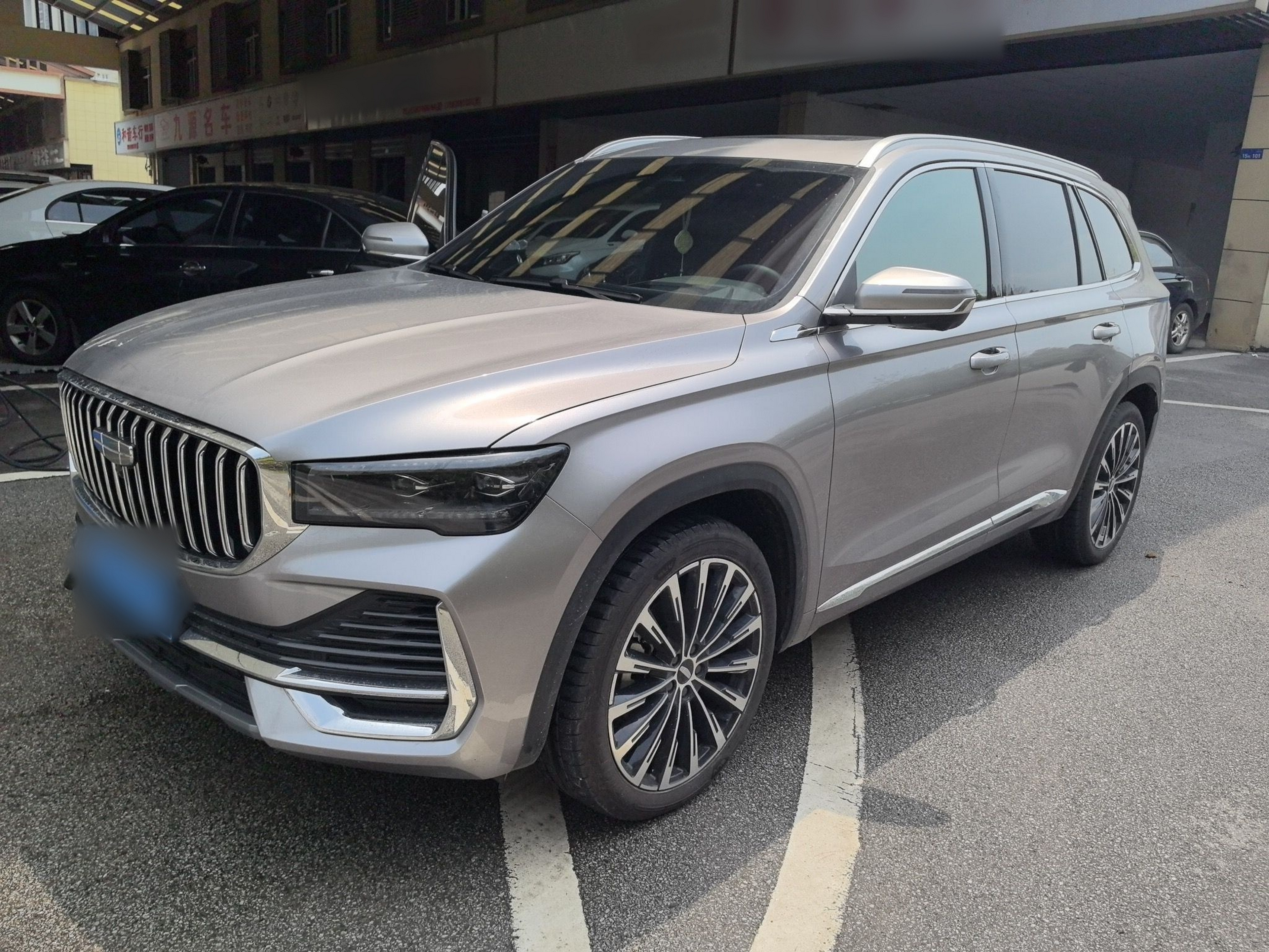 Под передней частью автомобиля