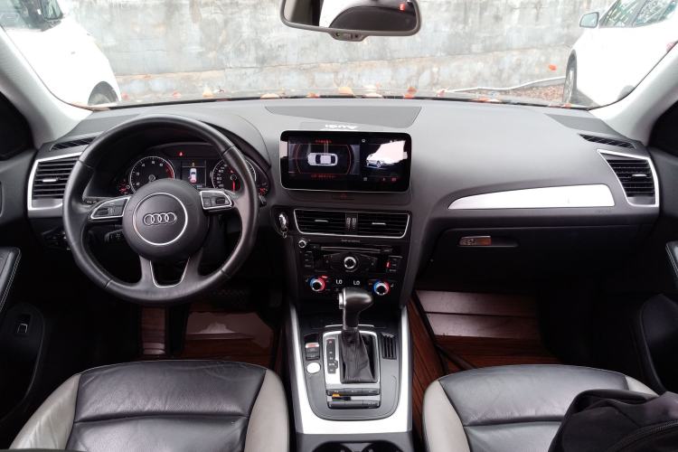 Used Audi Q5 2017 Plus 40 TFSI Technology Model Center Console