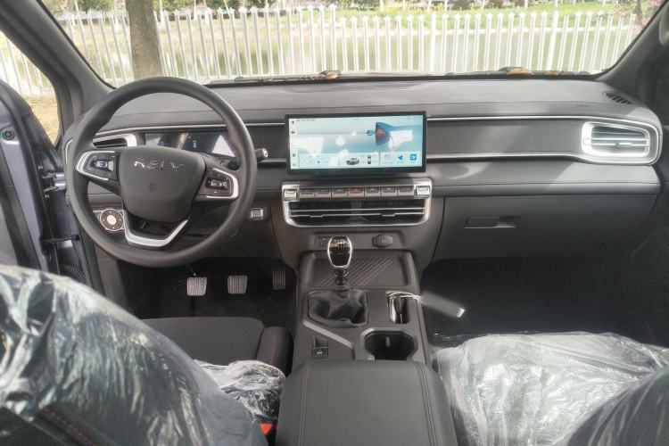 Used RELY Venucia R08 2025 Model 2.3T 6MT 2WD Diesel Long Box Exclusive Edition Center Console