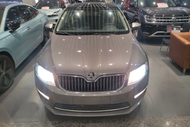 Used Skoda Octavia 2016 1.6L Manual Smart Drive Version
