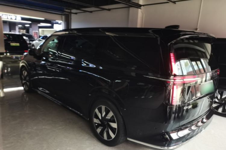 Used Volvo EM90 2025 Ultra Six-Seater Rear Left 45 Deg