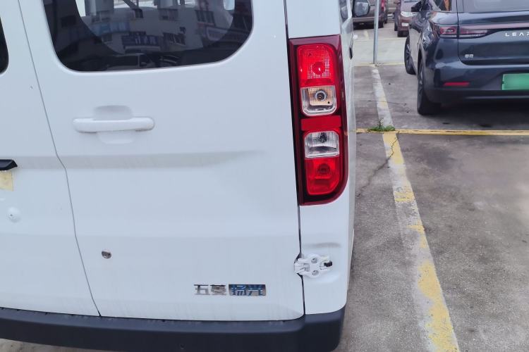 Used Wuling Yangguang 2024 300KM Comfort Version Passenger Van 75kW