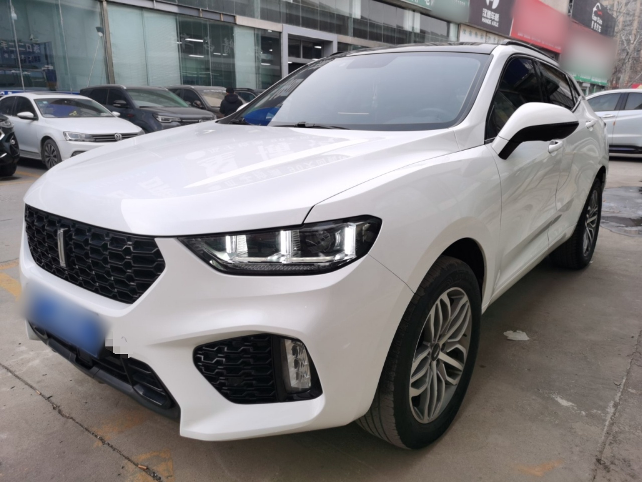 Под передней частью автомобиля