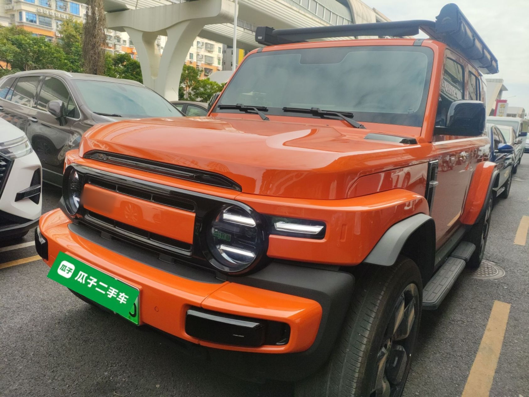 تحت مقدمة السيارة