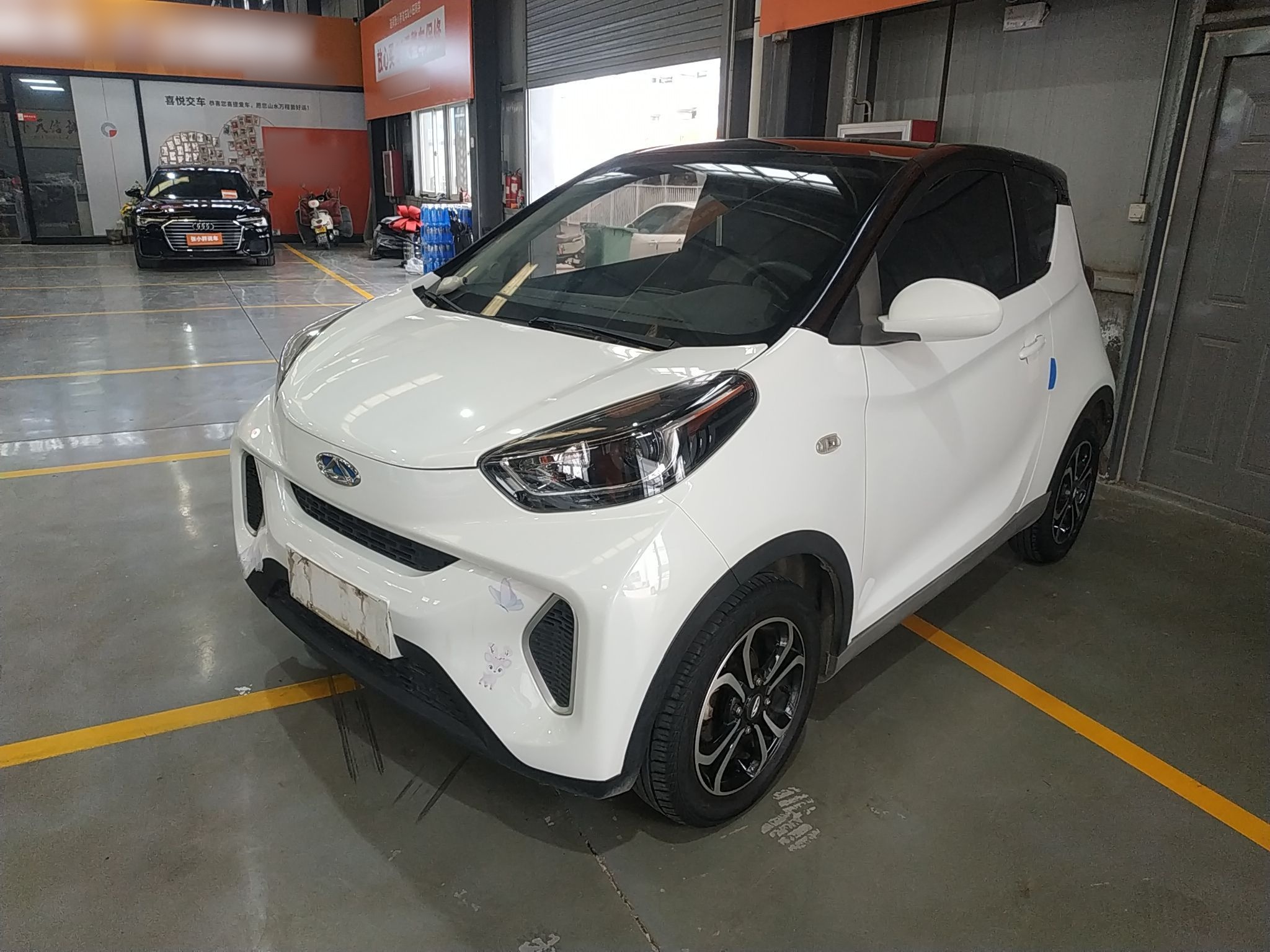 Под передней частью автомобиля