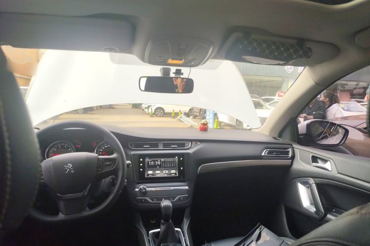 Used Peugeot 408 2016 1.6T Automatic Luxury Edition Center Console