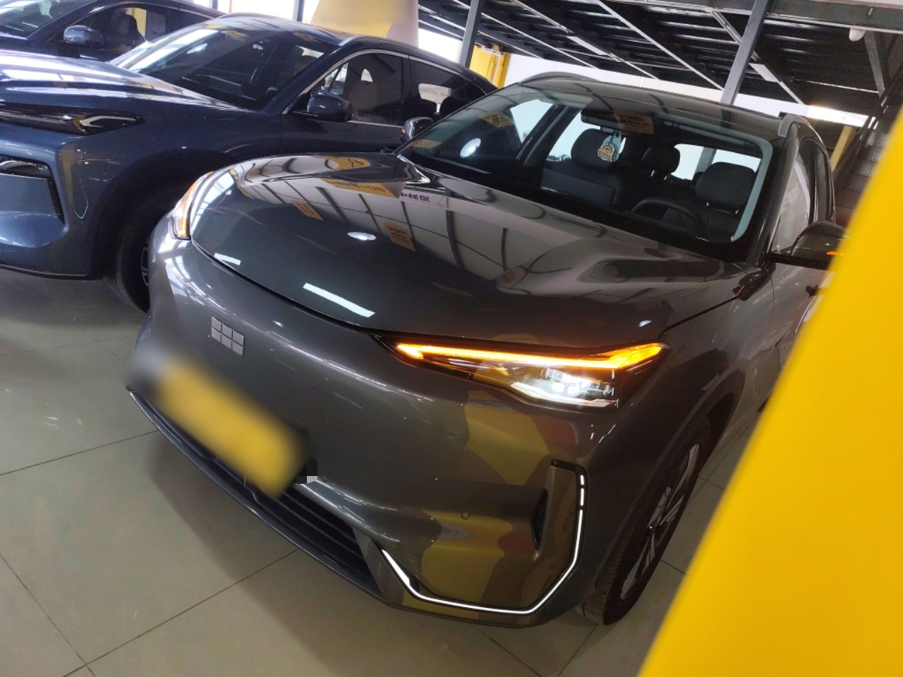 تحت مقدمة السيارة